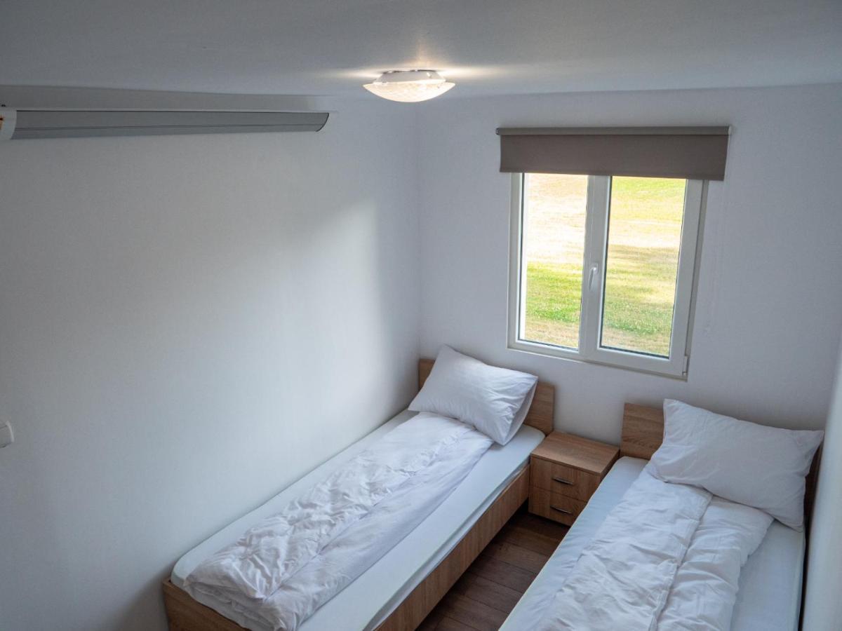 Poiana Cu Flori Aparthotel Satu Mare Exterior photo